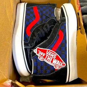 Kids vans size 2.5 nwt…shoebox is ripped on the side.